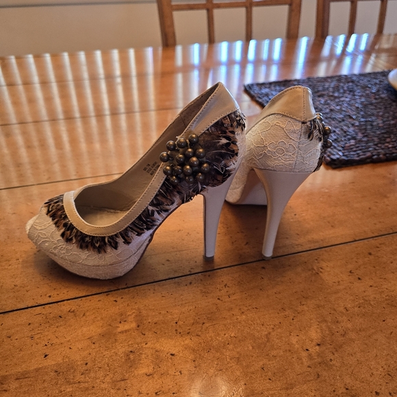 Fabulous Two Lips lace and leather peep toe platform heels. Size 7 - Picture 3 of 7